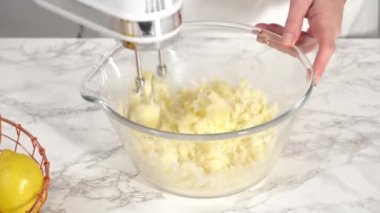 Zaman aşımı. Adım adım. Limonlu kek hazırlamak için karıştırma kabındaki malzemeleri karıştırıyorum..