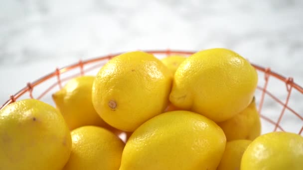 Langkah Demi Langkah Lemon Organik Segar Dalam Keranjang Kawat Pada — Stok Video