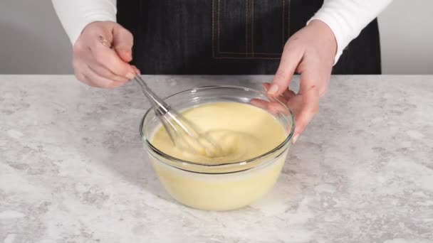 在杯子搅拌碗中混合配料 准备椰子香蕉煎饼 — 图库视频影像