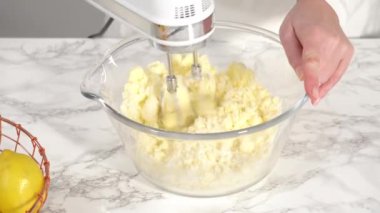 Adım adım. Limonlu kek hazırlamak için karıştırma kabındaki malzemeleri karıştırıyorum..