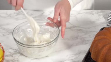 Adım adım. Limonlu pastaya limon jölesi hazırlamak için cam karıştırma kabında malzemeleri karıştırıyorum..