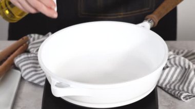 Kızarmış hindistancevizli muzlu krep yapış yapış olmayan tavada.