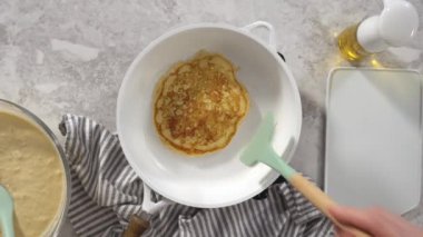 Düz yatıyordu. Kızarmış hindistancevizli muzlu krep yapış yapış olmayan tavada.