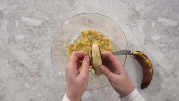 Lapso Tiempo Romper Plátanos Rasgados Tazón Vidrio Para Preparar Panqueques — Vídeo de stock