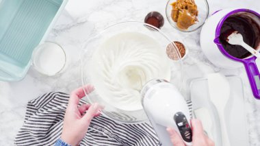 Düz yatıyordu. Adım adım. El yapımı mutfak mikserinde ev yapımı çikolatalı dondurma hazırlıyorum..