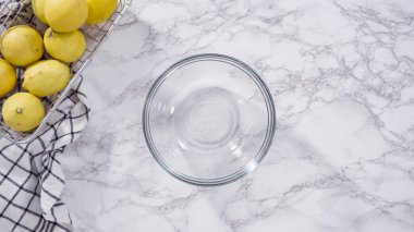 Adım adım. Düz yatıyordu. Limonlu kek için hamura malzemeleri karıştırıyorum..