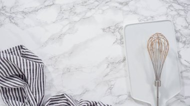 Düz yatıyordu. Adım adım. El yapımı mutfak mikserinde ev yapımı çikolatalı dondurma hazırlıyorum..