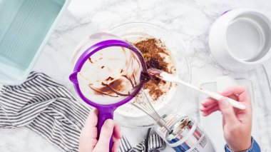 Düz yatıyordu. Adım adım. El yapımı mutfak mikserinde ev yapımı çikolatalı dondurma hazırlıyorum..