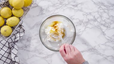 Adım adım. Düz yatıyordu. Limonlu kek için hamura malzemeleri karıştırıyorum..