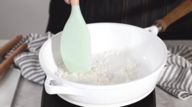 Adım adım. Çubuksuz tavada hindistan cevizi gevreği kızartıyorum..