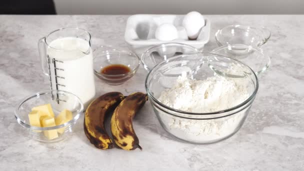 Zmierzone Składniki Szklanych Miskach Przygotowania Naleśników Bananowych Kokosowych Śniadanie — Wideo stockowe