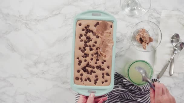 平躺在床上烤盘中自制巧克力冰淇淋 — 图库视频影像
