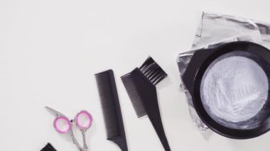 Düz yatıyordu. Siyah plastik bir kasede beyaz arka planda saç boyası tozu..