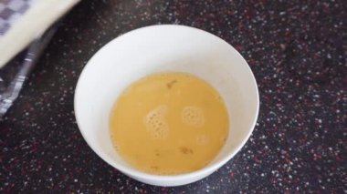 Ev yapımı yemek rulolarını cam tavada pişirmek..