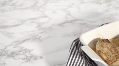 Adım adım. Beyaz bir kesme tahtasıyla taze pişmiş tavuk göğsü dilimliyorum..