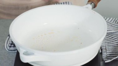 Adım adım. Kızarmış balkabaklı krep kızartma tavasında hamuru..