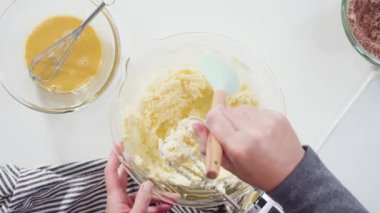 Adım adım. Düz yatıyordu. Çikolatalı kurabiye pişirmek için karışımı bir bardakta karıştırıyorum..