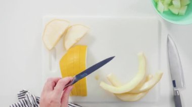 Düz yatıyordu. Beyaz kesme tahtasında kaygan altın çiğ taneli kavun.