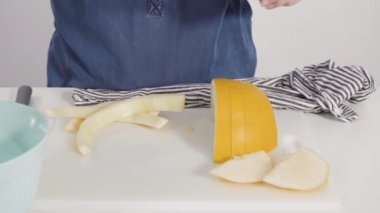 Adım adım. Beyaz kesme tahtasında kaygan altın çiğ taneli kavun.