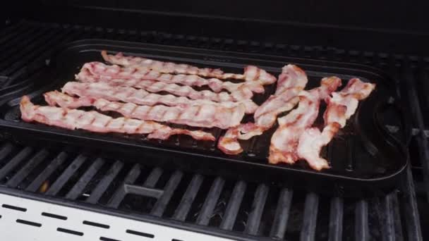 Cottura Bacon Stips Una Griglia Gas All Aperto — Video Stock