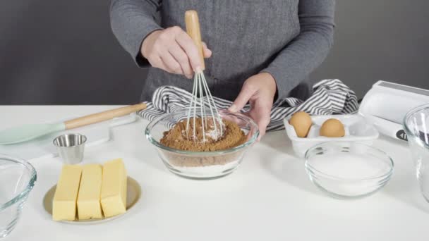 Крок Кроком Змішування Інгредієнтів Скляній Мисці Випічки Шоколадного Печива — стокове відео