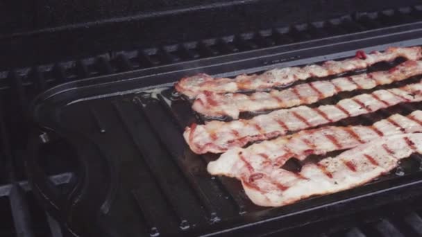Cozinhar Bacon Stips Uma Churrasqueira Gás Livre — Vídeo de Stock