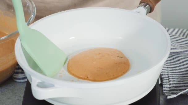 Langkah Demi Langkah Menggoreng Adonan Pancake Labu Atas Wajan Putih — Stok Video