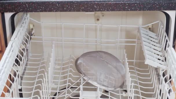 Миття Посуду Посудомийній Машині Житловій Кухні — стокове відео