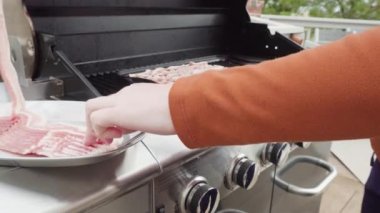 Domuz pastırması ızgarada pişiyor..