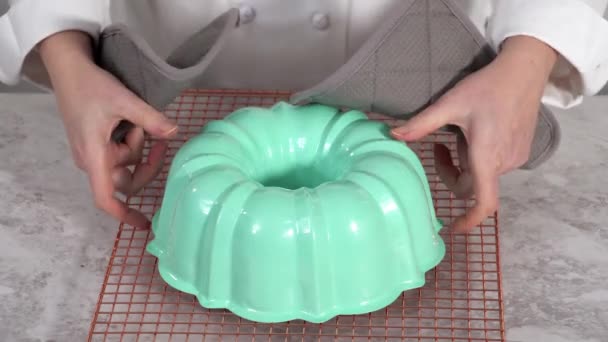 Удаление Свежеиспеченного Funfettti Bundt Торт Сковороды Торт — стоковое видео