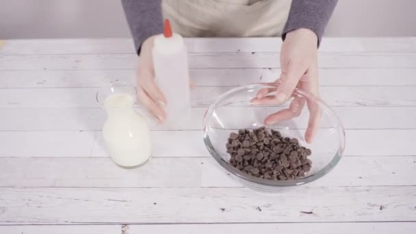 Förbereda Hemlagad Choklad Ganache För Choklad Hallon Muffins — Stockvideo