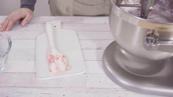 在厨房搅拌器中配制覆盆子奶油奶酪奶油 用于烘焙巧克力覆盆子蛋糕 — 图库视频影像