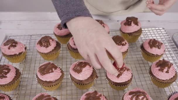Schokoladen Himbeer Cupcakes Mit Frischen Bio Himbeeren Garnieren — Stockvideo