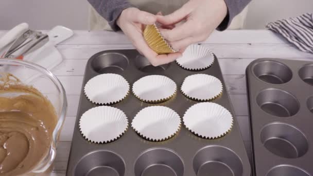 Panela Bolo Forrado Com Copos Papel Alumínio Cupcake Para Assar — Vídeo de Stock