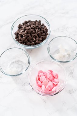 Çikolata kreması hazırlamak için cam karıştırma kabında ölçülmüş malzemeler..