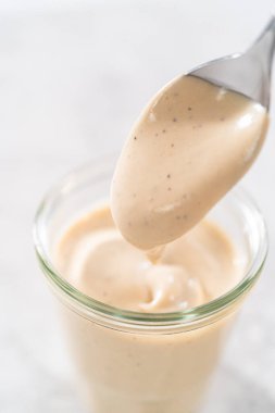 Mutfak tezgahında cam kavanozda ev yapımı İsveç köftesi sosu..