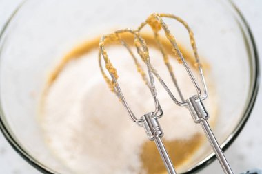 Malzemeleri karıştırıcı ile karıştırarak büyük bir karıştırma kabında Dulce de Leche kekleri pişiriyorum..