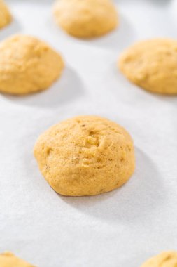 Mutfak tezgahında taze muzlu kurabiyeler serinliyor..