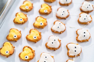 Çikolata kaplı kraker tavşanları ve beyaz ve sarı çikolatalı ördek yavruları hazırlanıyor..