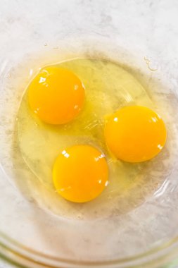 Küçük bir bardakta ıslak malzemeler karıştırmak havuçlu kek yapmak için krem peynirli pasta.