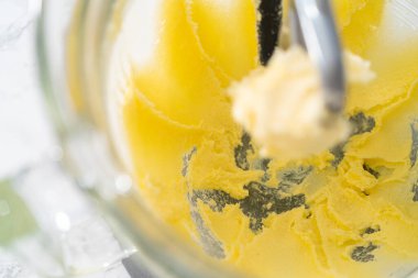 Mutfaktaki elektrikli mikserde pandaya benzeyen kurabiyeleri çikolatalı kremayla karıştırıyorum..