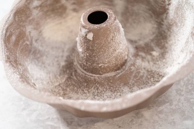 Krem peynirli havuçlu kek pişirmek için yağlı metal kek tepsisi..