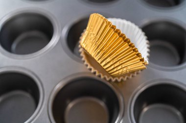 Hamur kepçesiyle kek hamurunu kek tepsisine fırınlamak ve kek pişirmek..