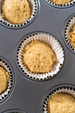 Hamur kepçesiyle kek hamurunu kek tepsisine fırınlamak ve kek pişirmek..