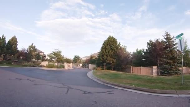 デンバー コロラド州 アメリカ 2020年7月19日 夏の朝に典型的な郊外の近所の眺め — ストック動画