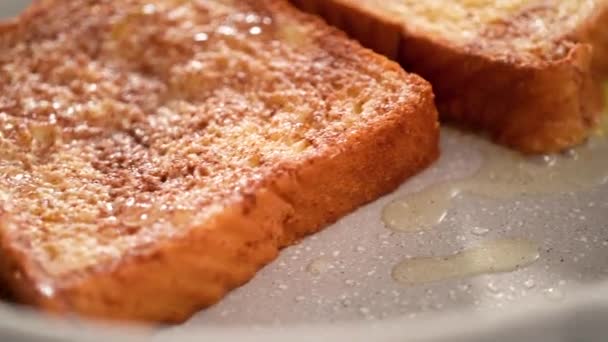 Französischer Toast Einer Beschichteten Pfanne Braten — Stockvideo