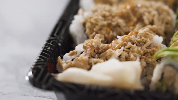 Voorverpakte Variëteit Van Sushi Sushi Rollen Een Plastic Dienblad — Stockvideo