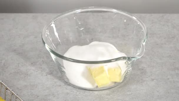 時間の経過 一歩ずつ ガラスの混合ボウルに成分を混合し レモンクランベリー束ケーキを準備します — ストック動画
