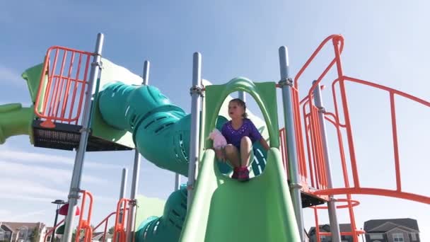 Klein Meisje Spelen Moderne Kinderen Speeltuin Buitenwijken Een Hete Zomerdag — Stockvideo