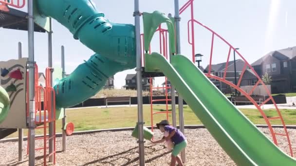 Niña Jugando Parque Infantil Moderno Los Suburbios Día Caluroso Verano — Vídeos de Stock